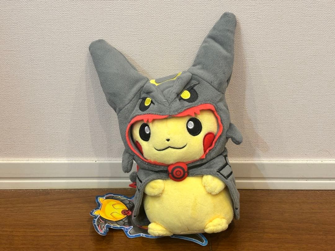 ポケモンセンター ぬいぐるみ 黒いレックウザポンチョを着たピカチュウ