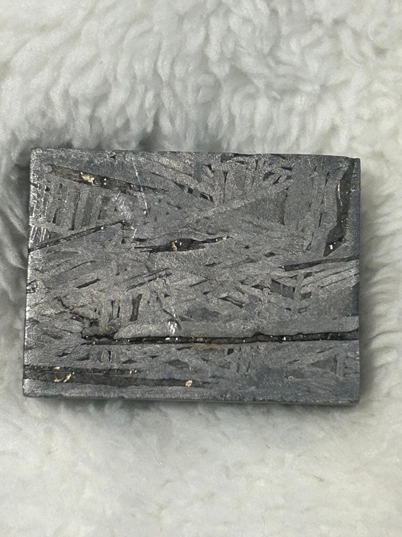 アルタイ鉄隕石。美しい長方形。約89.76g