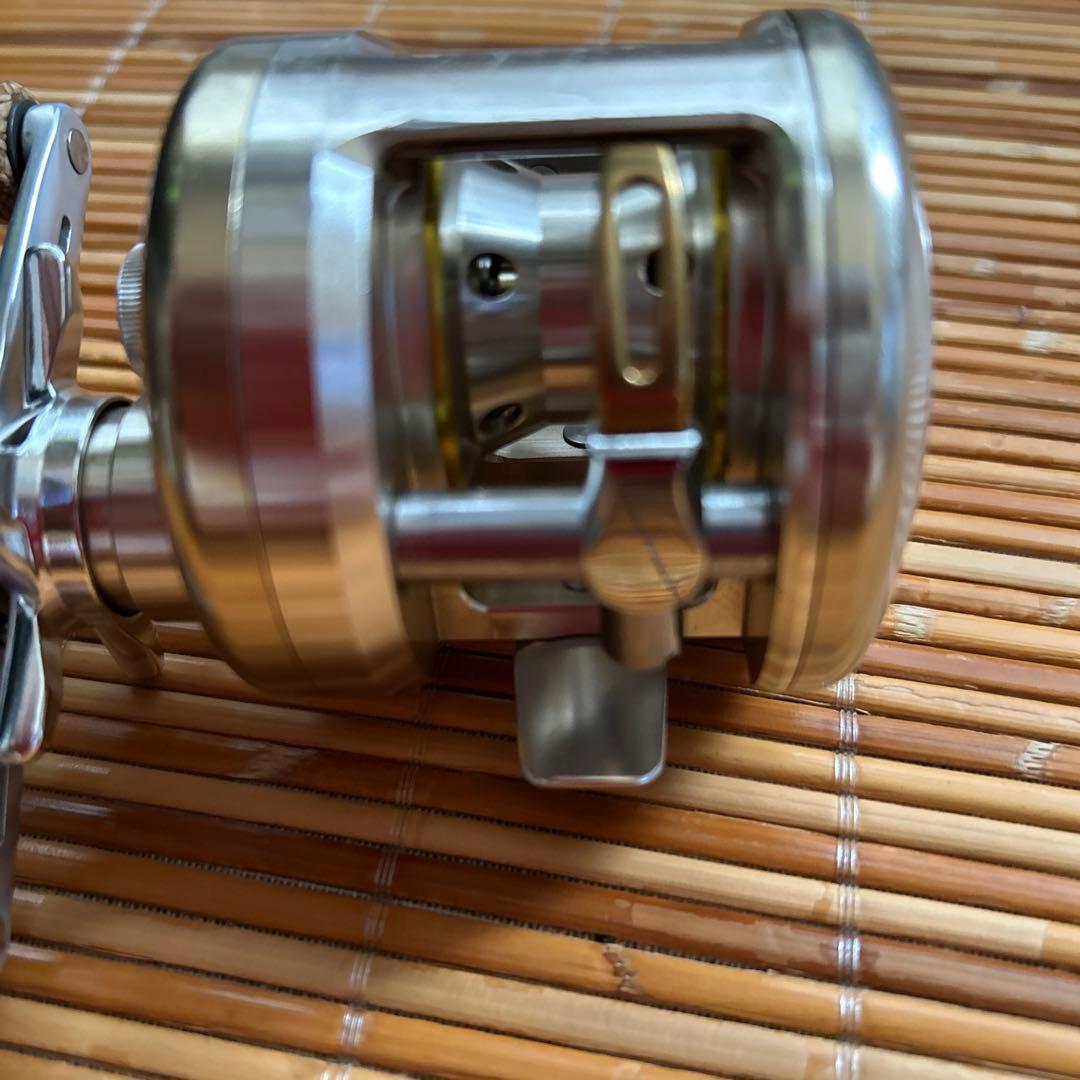 ダイワ　ミリオネア cv-z205 右ハンドル　外部調整ダイヤル