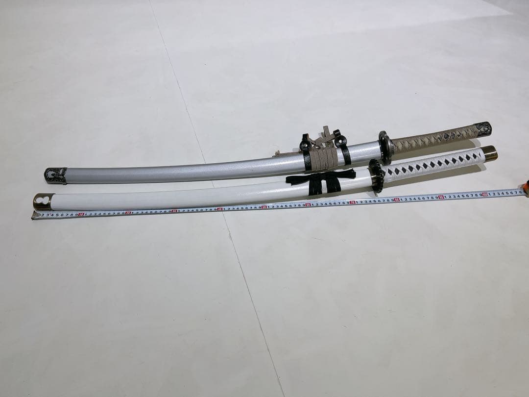 白色と銀色の二刀流刀　金属刀と木製刀の2本セット