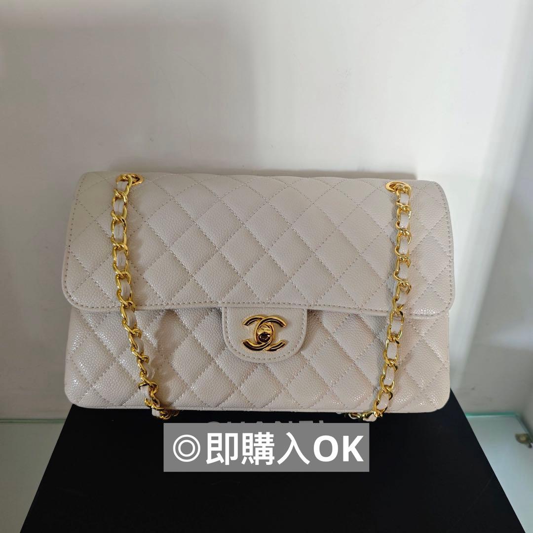 ホワイトのキルティングレザーにゴールドチェーンのショルダーバッグ