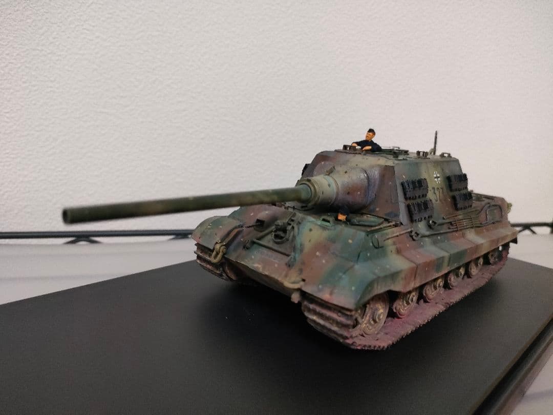 タミヤ1/48ドイツヤークトタイガー完成品　（ディスプレイケース付き）