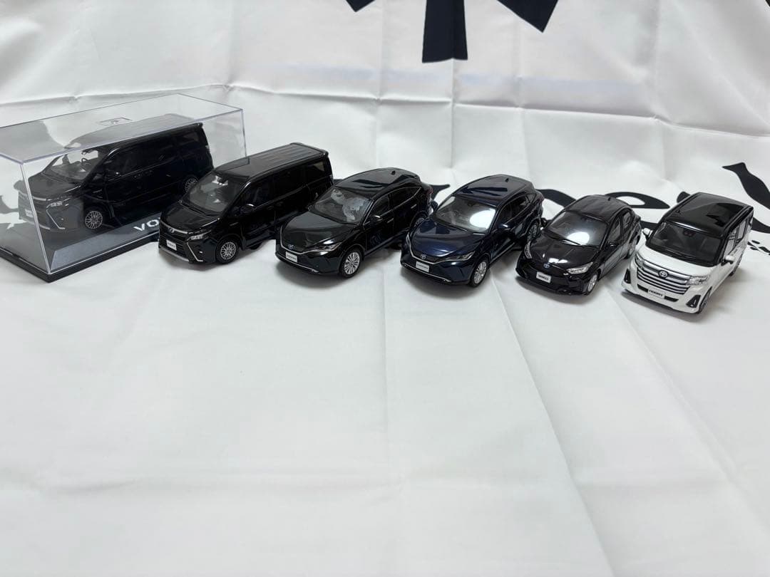 トヨタ カラーサンプル ミニカー 6台セット ヴォクシー ハリアー ヤリス