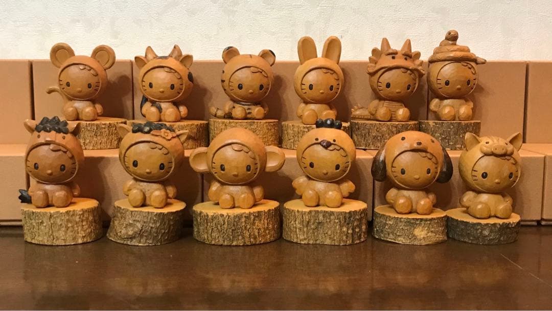 ハローキティ　木彫り　十二支12体セット　箱付き