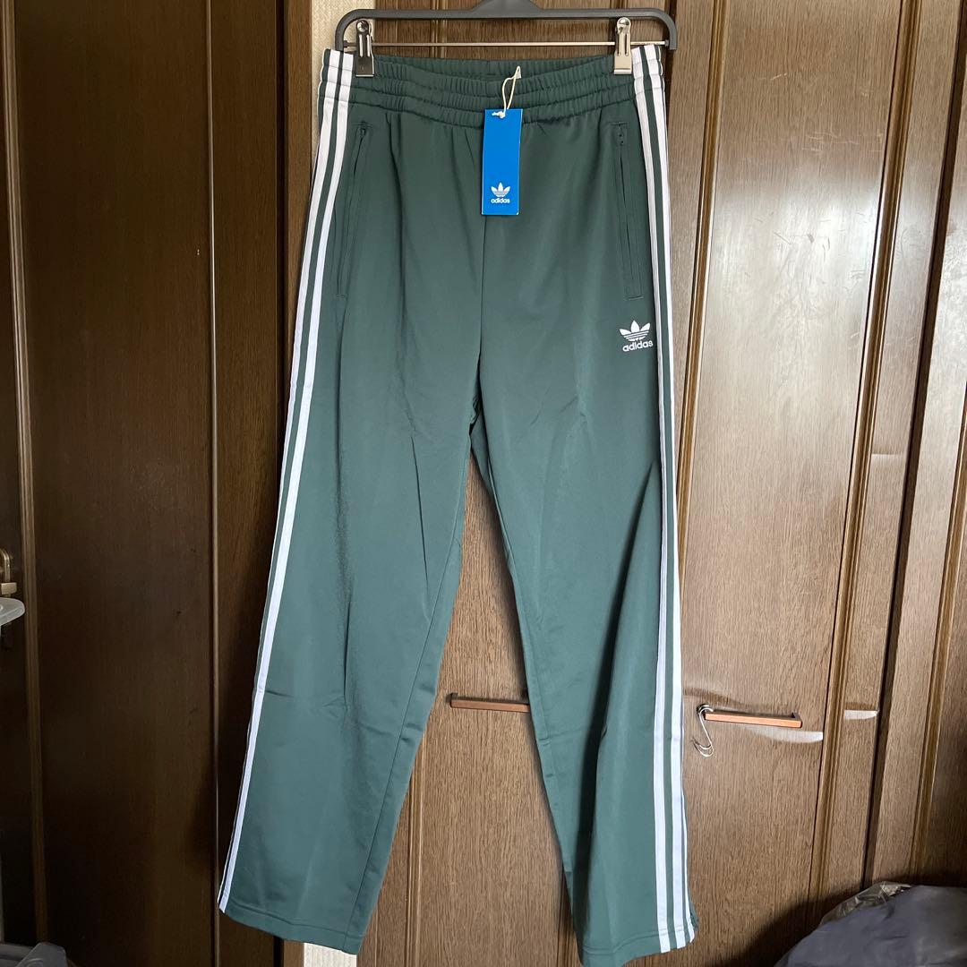 新品タグ付きadidas トレフォイルロゴ　ミリタリーグリーン ジャージパンツ