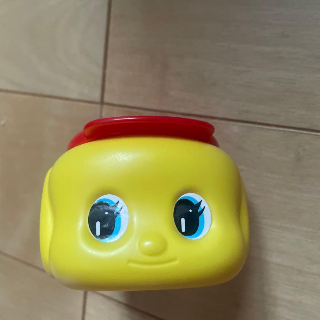 イエローの顔デザインのキャラクター