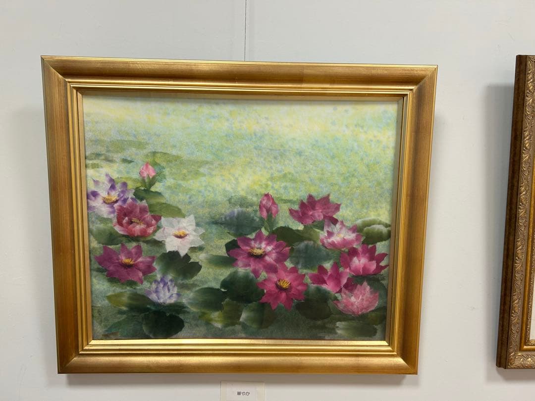 睡蓮と花のリースの絵画