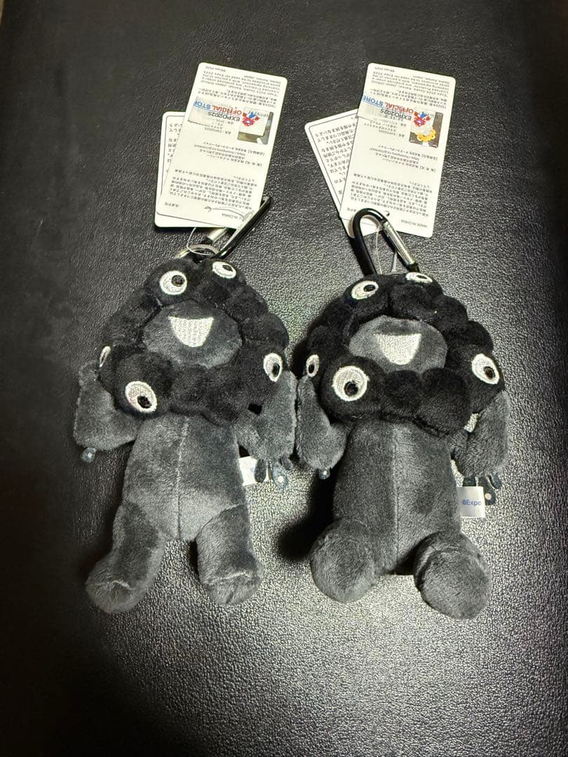 黒ミャクミャク　カラビナ付きマスコット　立ち、座り2個セット