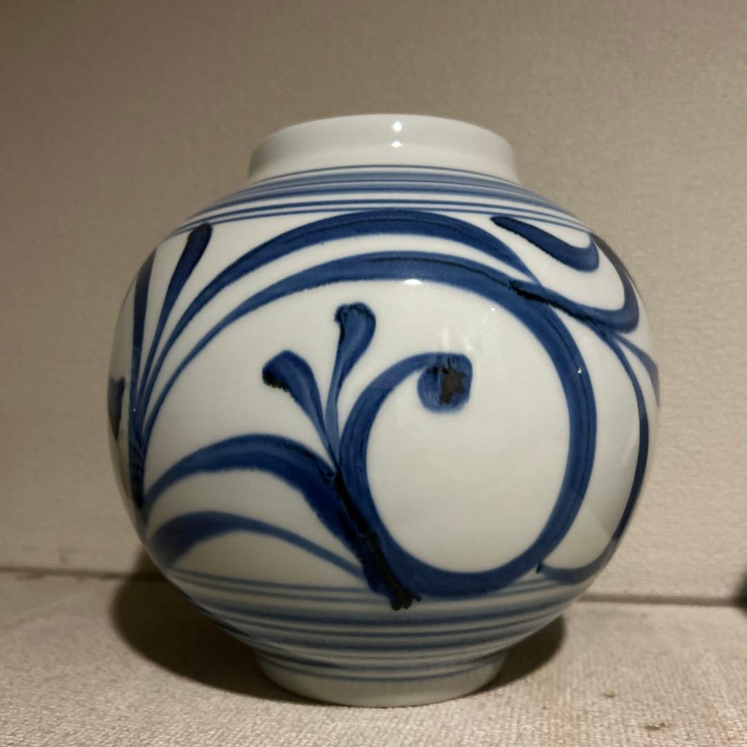 青い花模様の陶器製花瓶