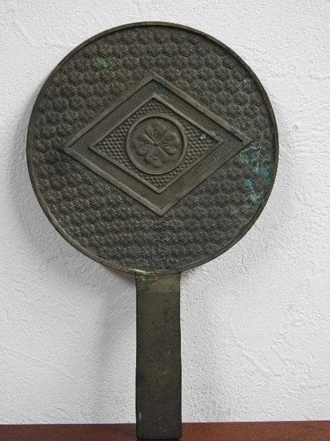 銅鏡　丸に花角　M687