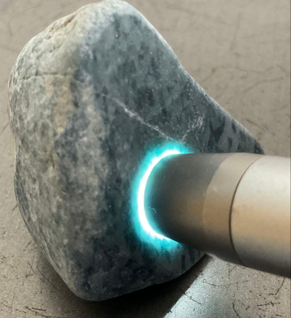 ［不思議な色］　表面にコバルト色の透過　糸魚川翡翠32g ヒスイ　ひすい