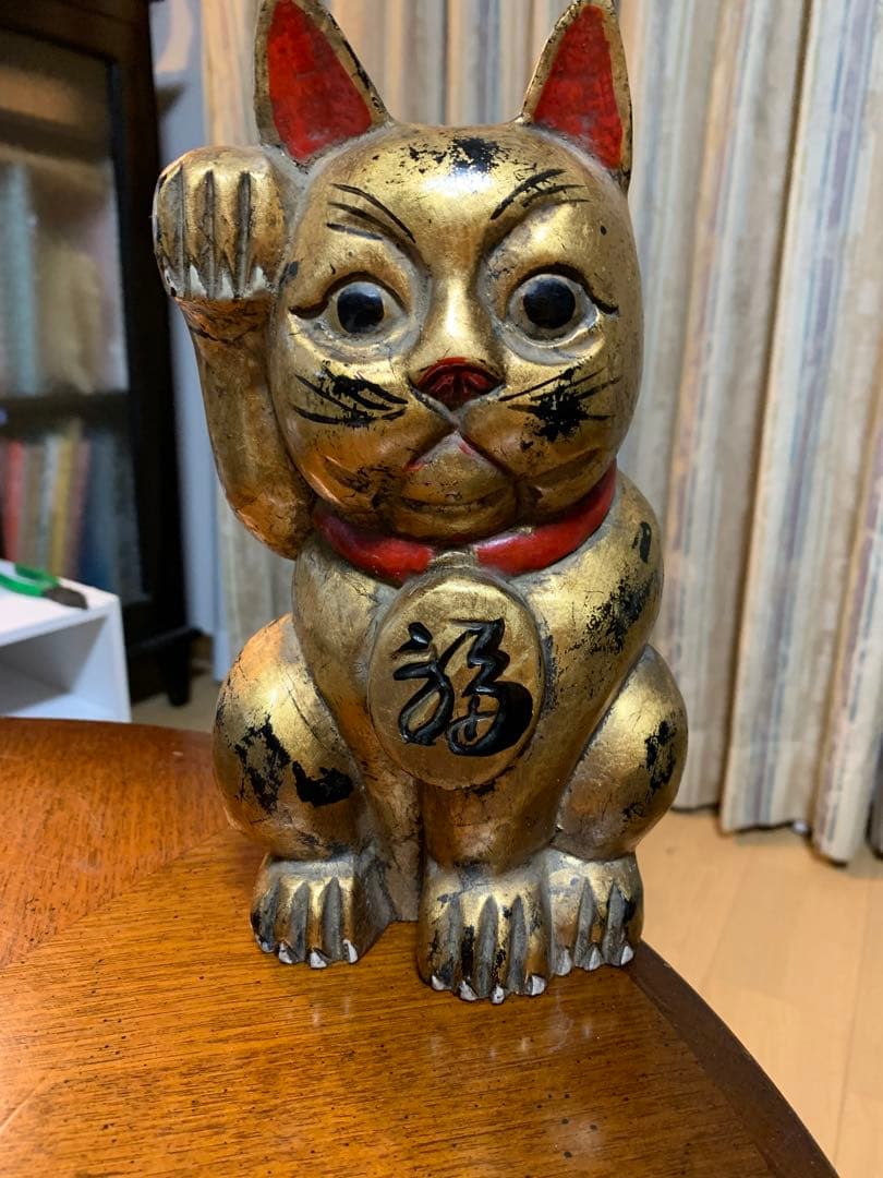 金色の招き猫 木製彫刻 約25cm