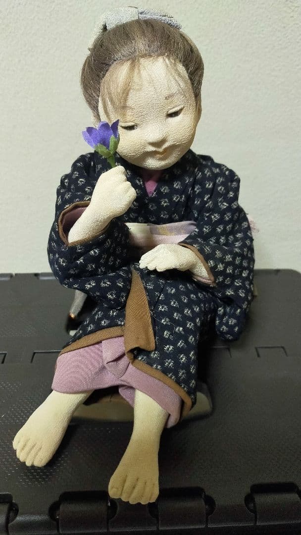 ④創作人形　花を持った少女