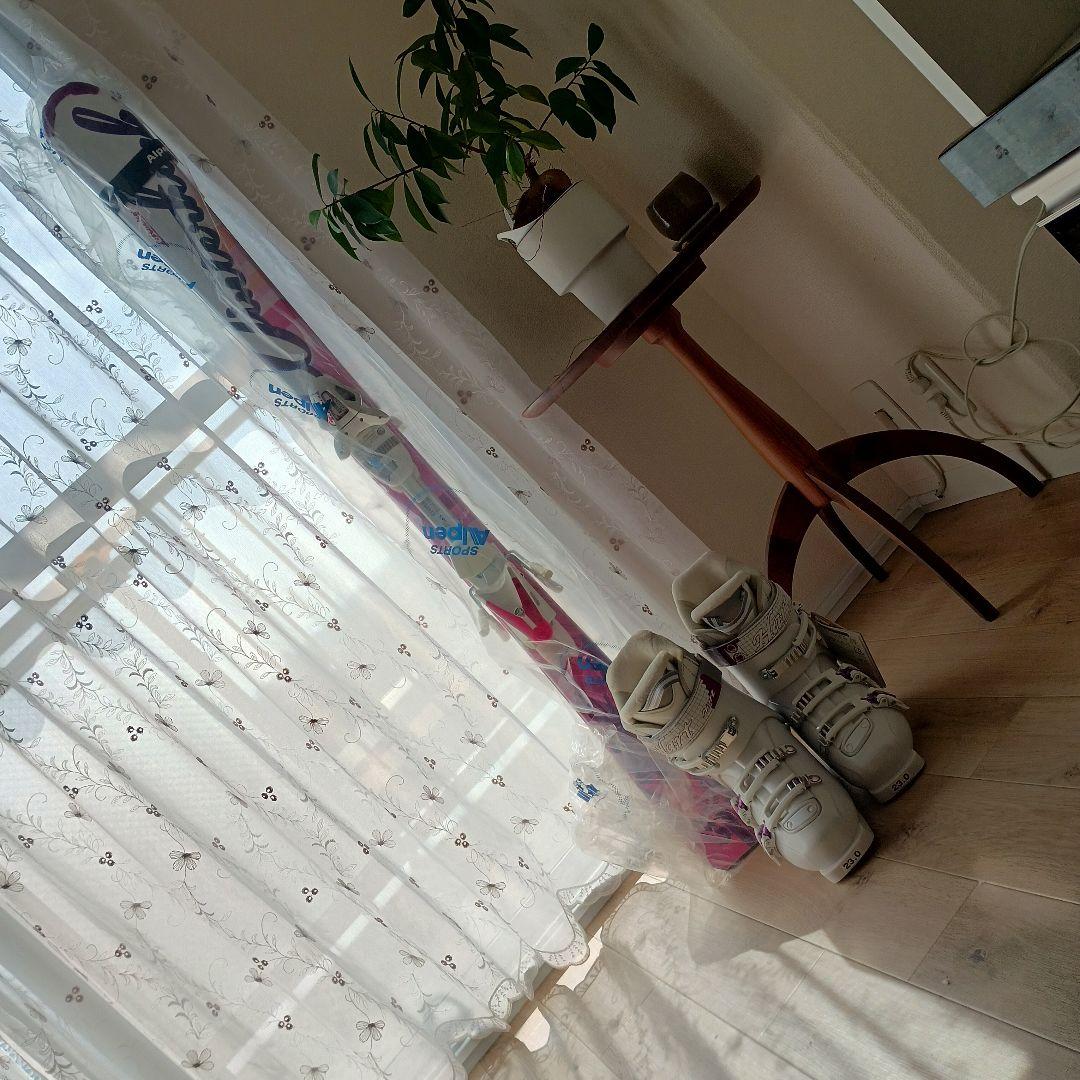 スキー板とスキーブーツ