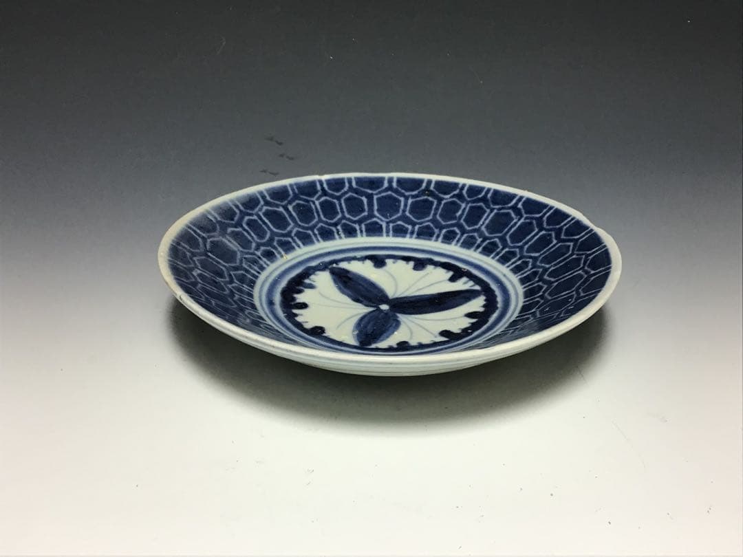 「初期伊万里」銀杏亀甲文小皿