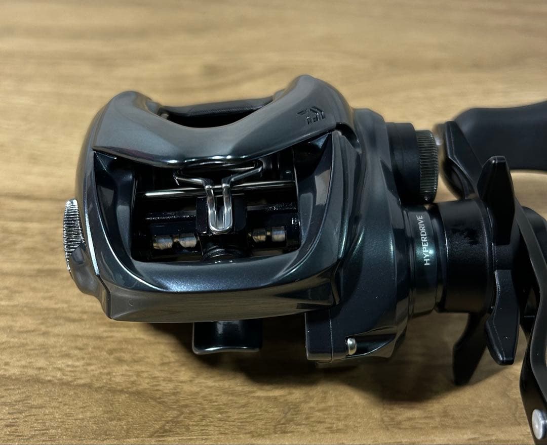 【未使用】美品　Daiwa25タトゥーラSV TW 100XHL 左巻き