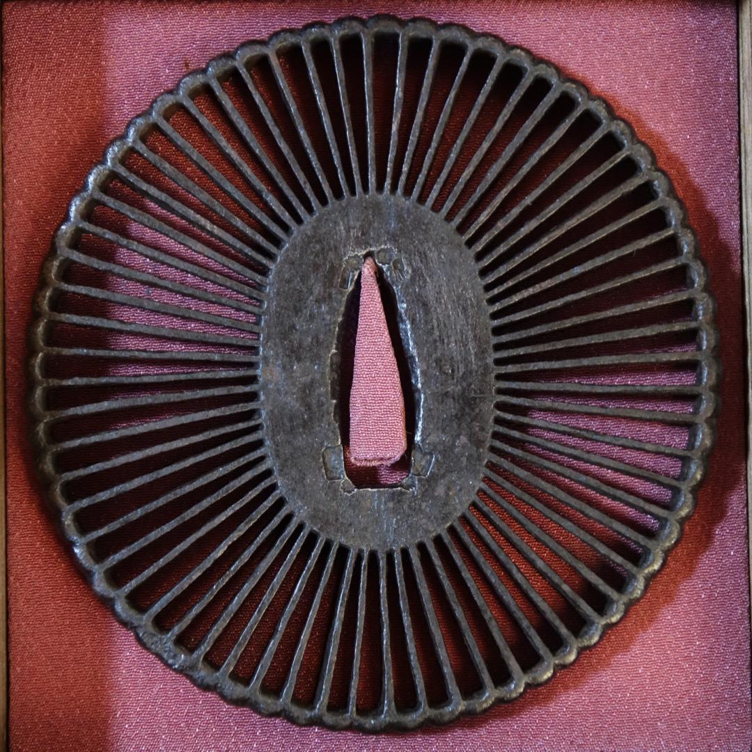 【 菊花透鐔 無銘 早乙女 】(鑑定書有) 鍔 鐔 刀装具 日本刀 武具 骨董