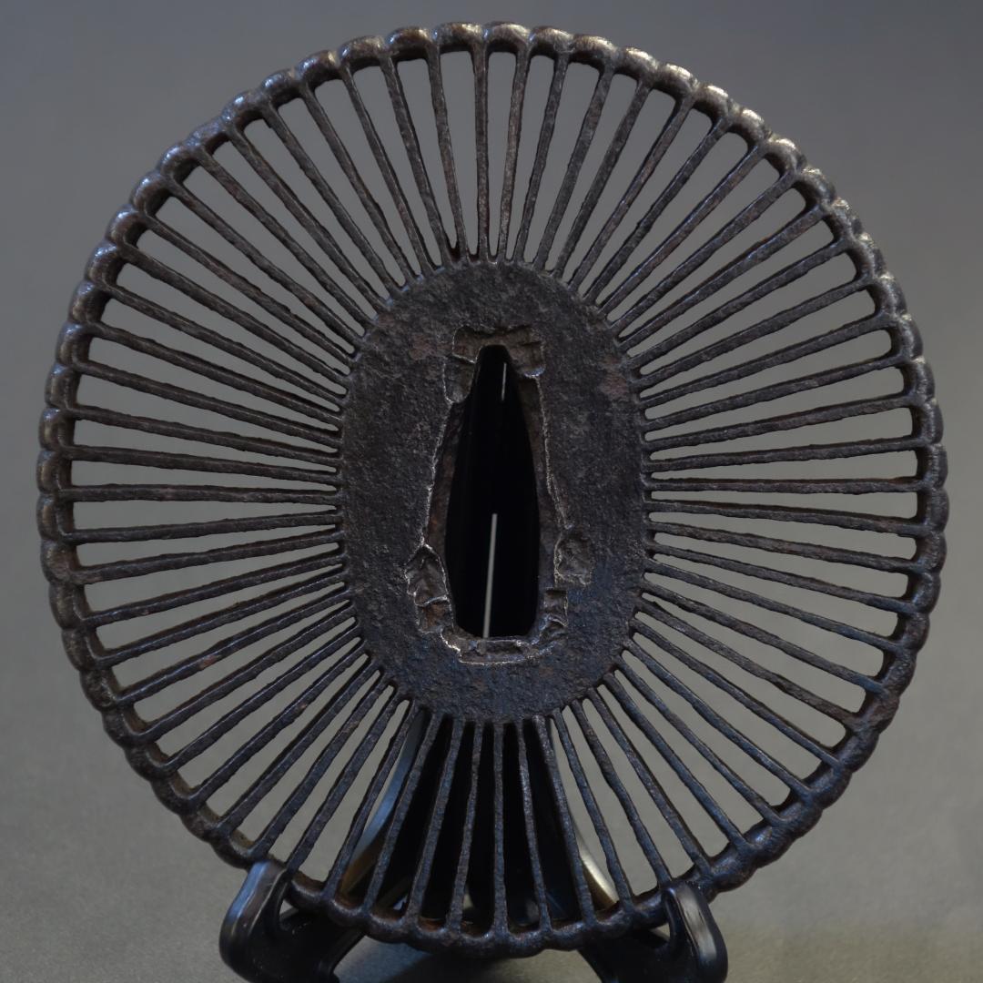 【 菊花透鐔 無銘 早乙女 】(鑑定書有) 鍔 鐔 刀装具 日本刀 武具 骨董