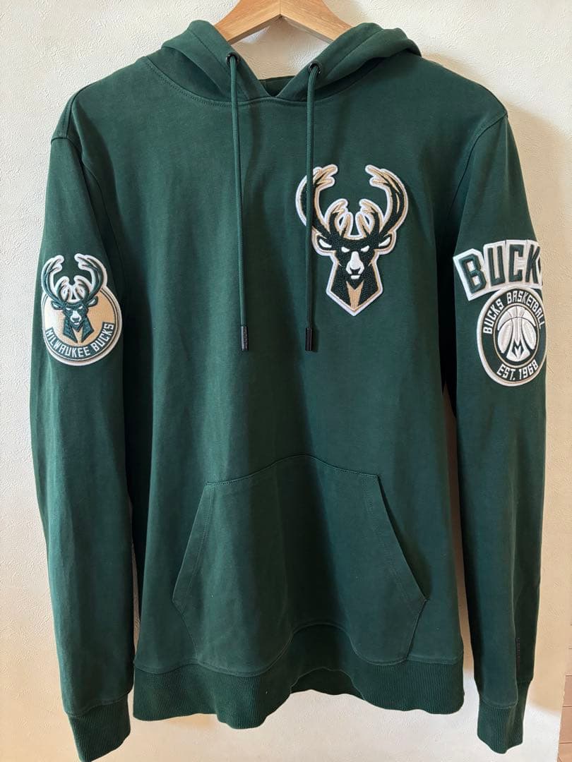 現地オフィシャルショップ　NBA ミルウォーキー　バックス ワッペン付きパーカー