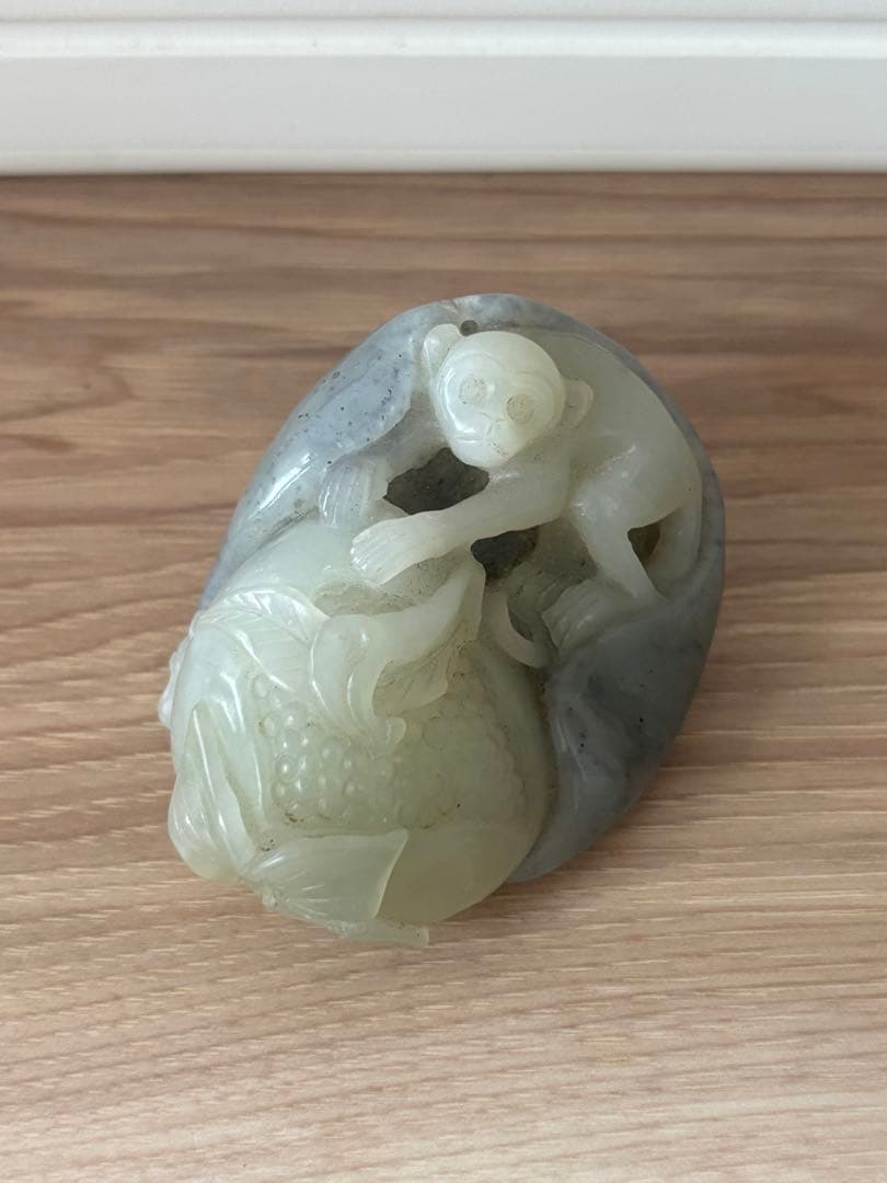 玉石翡翠 猿と果物の彫刻
