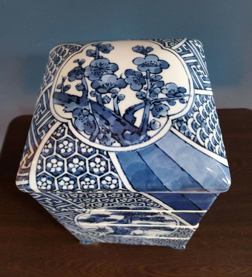 瀬戸焼 古染付写し 松竹梅 陶製四段重箱 木箱付（未使用品）