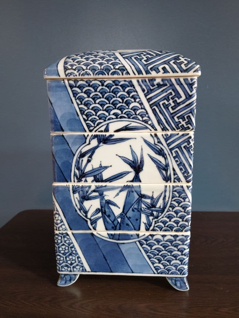 瀬戸焼 古染付写し 松竹梅 陶製四段重箱 木箱付（未使用品）