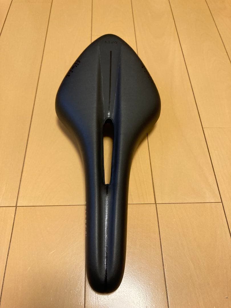 フィジーク　サドル　アリオネR3 k:iumレール