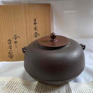 伝統的な黒色鉄釜