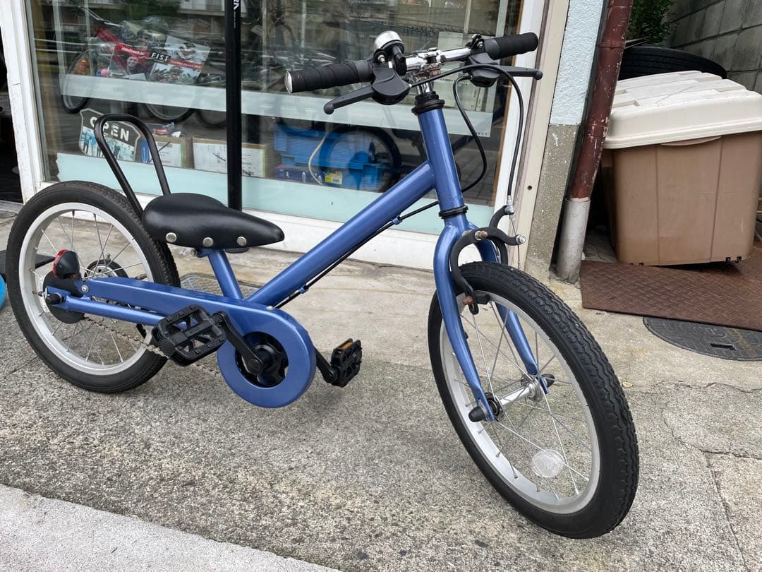 青い幼児用自転車