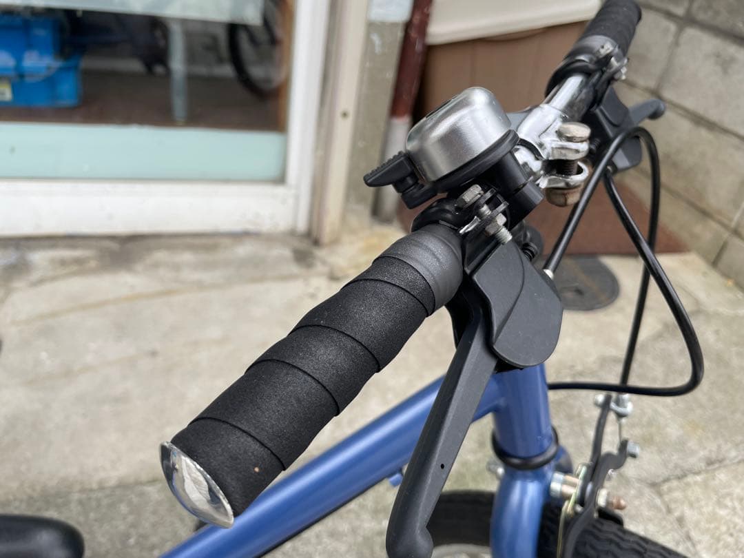 青い幼児用自転車