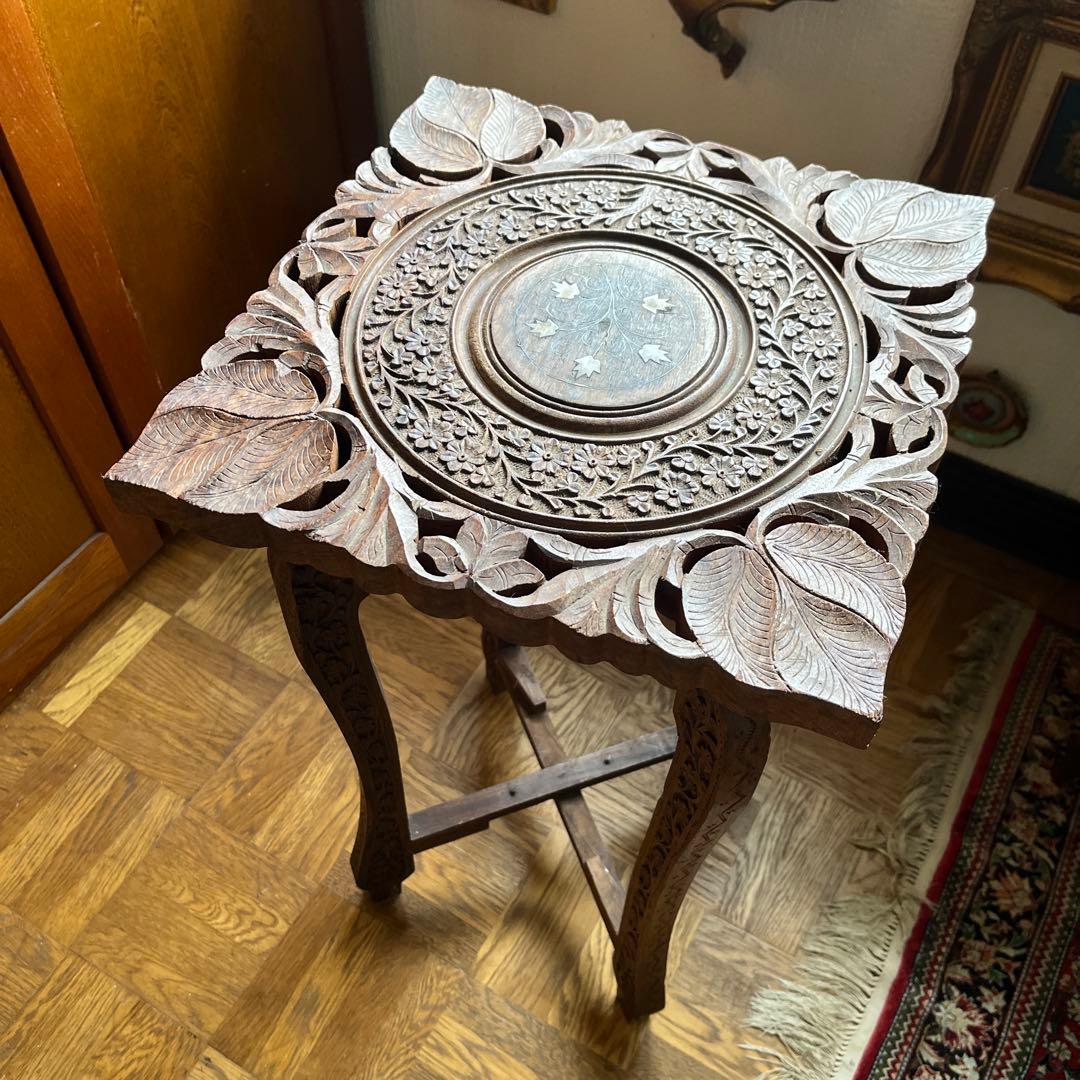 オシャレな木製彫刻テーブル