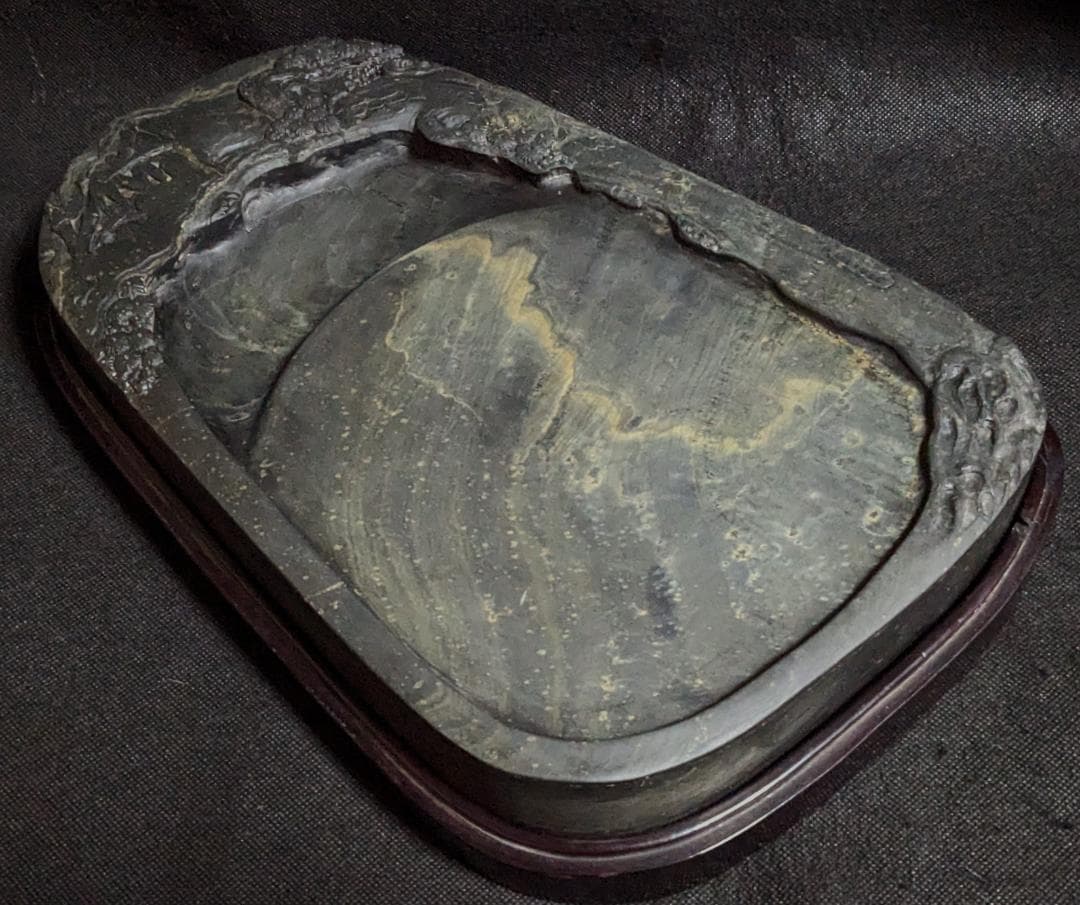 【歙州硯　松竹文特大楕硯】◆金暈金星・水波紋の美石◆12吋超◆唐木塗箱◆龍尾山