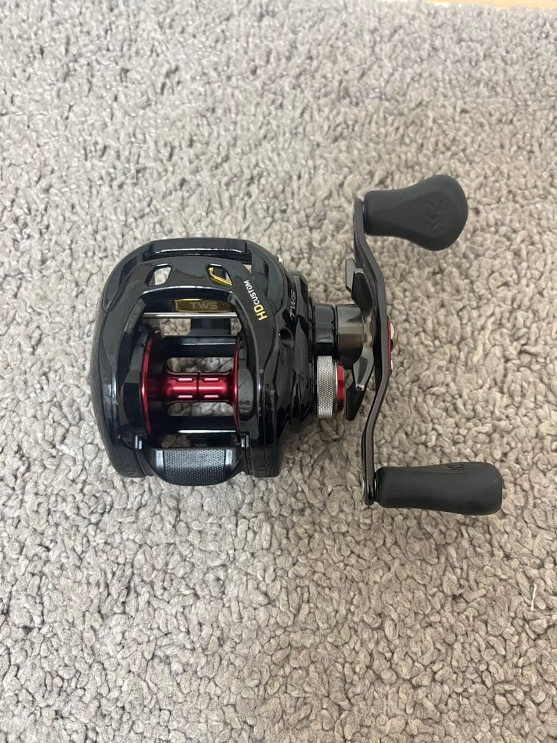 ダイワ　TATULA HDカスタム ベイトリール ブラック/レッド カバー付き