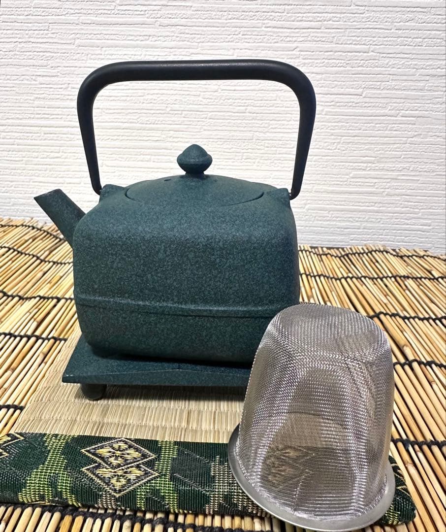 菊地保寿堂奥山清行デザインティーポットよほうＳ　鉄瓶敷きおりがみ　南部鉄瓶
