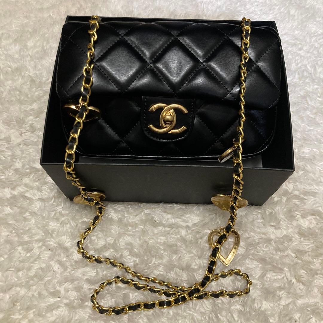 CHANEL ハートチャーム付きショルダーチェーンバッグ