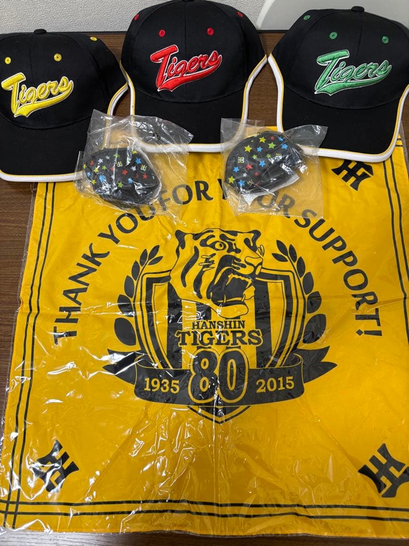 阪神タイガース キャップ3個セットとハンカチ、マラカス