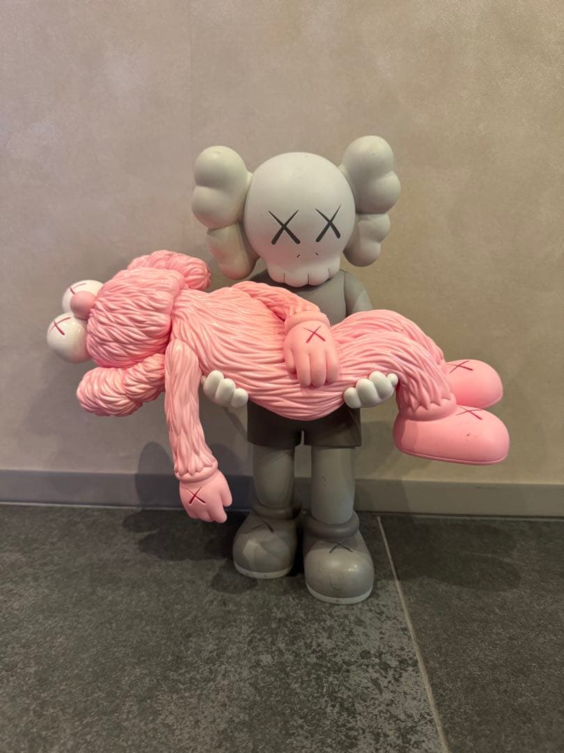 KAWS フィギュア グレー/ピンク