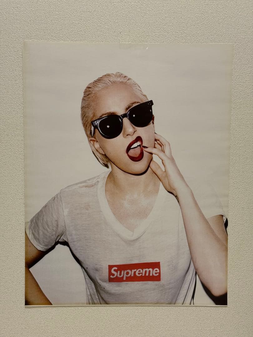 supreme ポスター