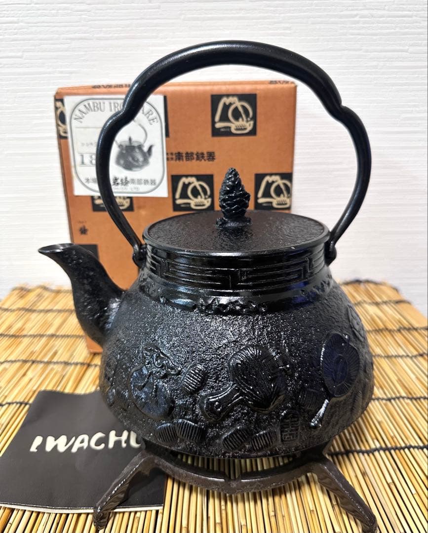 未使用品、供箱、栞付　南部岩鋳四代目清末作 　真作保証　１８型コシキ宝　南部鉄瓶