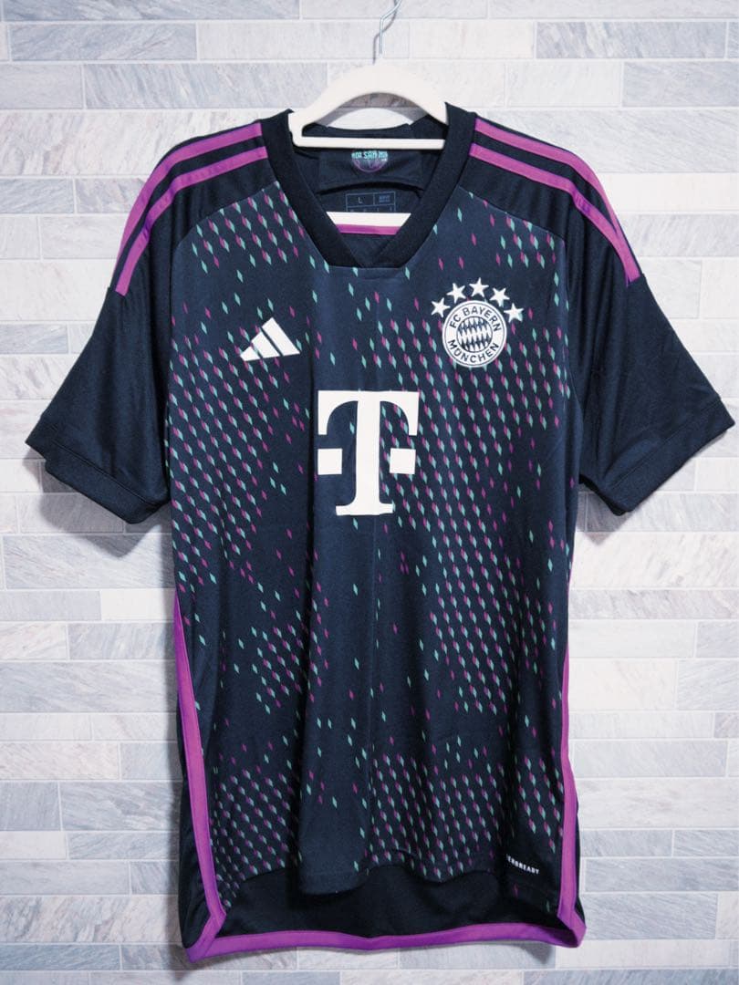 バイエルン2023-2024シーズン アウェイユニフォームです。