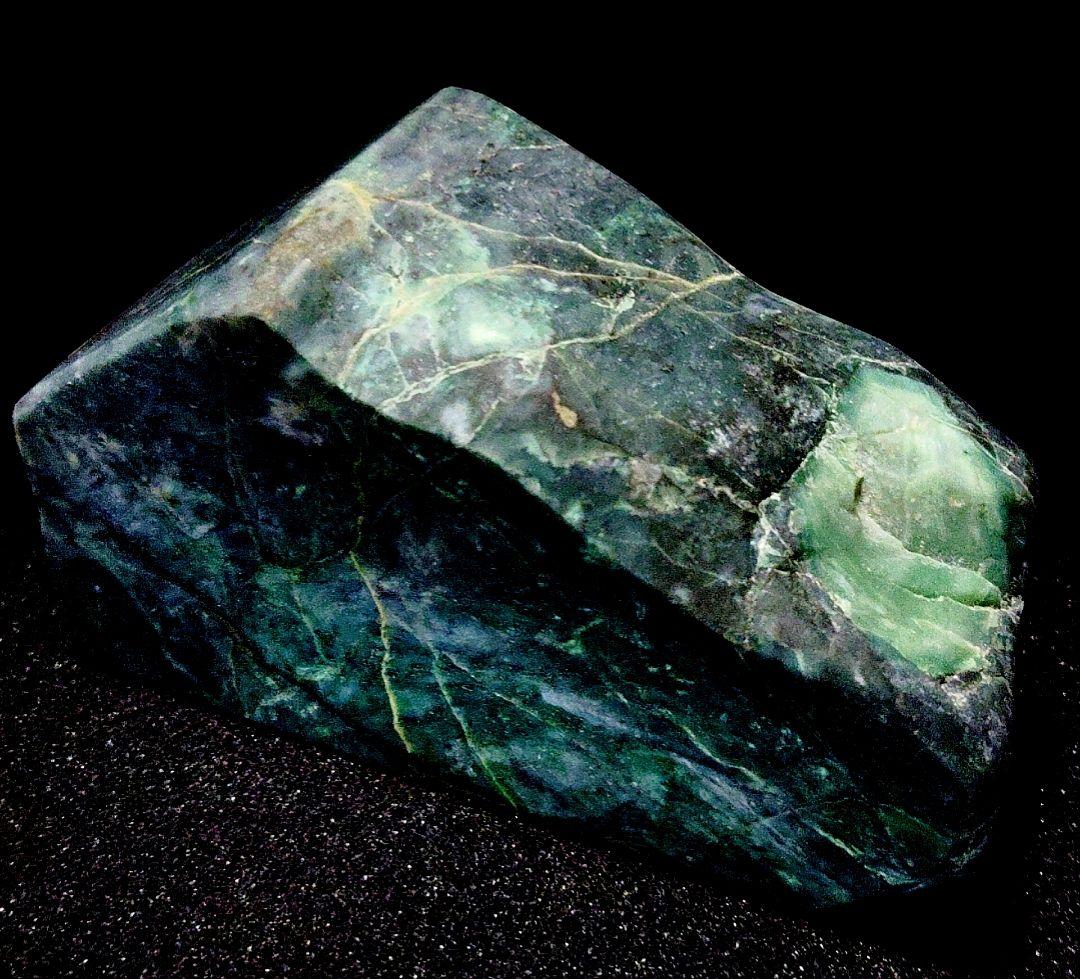 ★翡翠原石★糸魚川硬玉【姫川転石・山之坊コスモクロア・カット431ｇ】