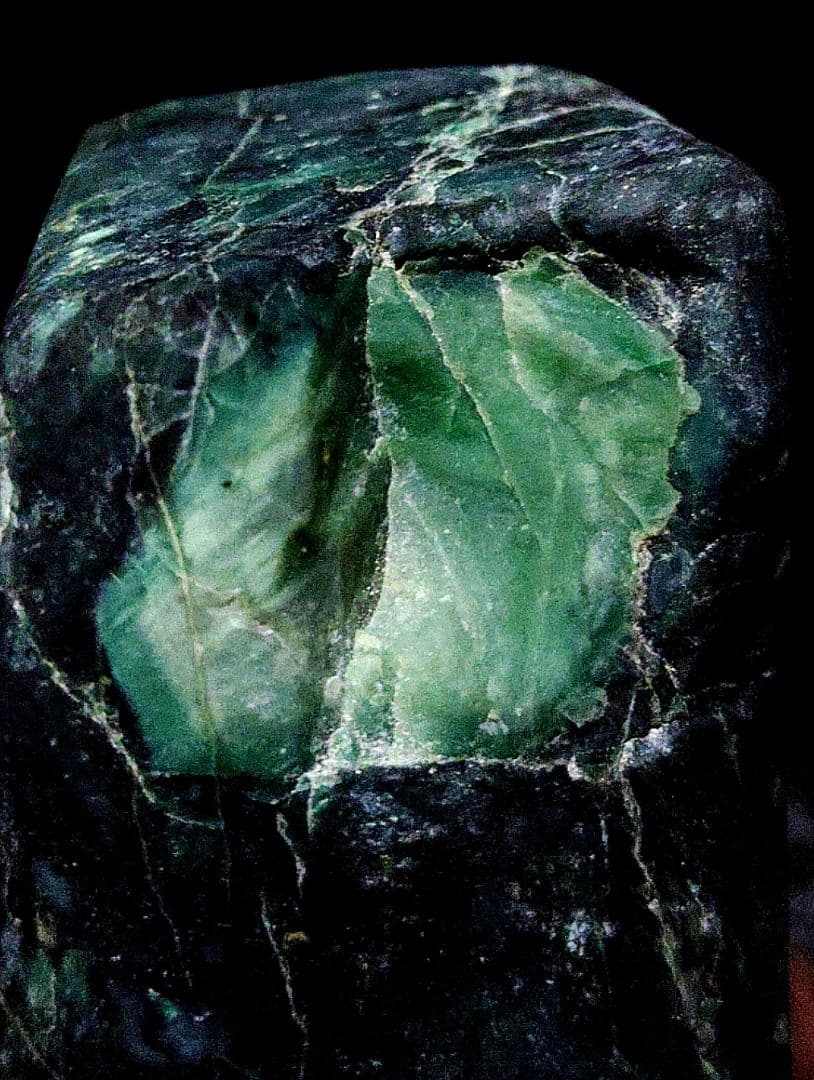 ★翡翠原石★糸魚川硬玉【姫川転石・山之坊コスモクロア・カット431ｇ】