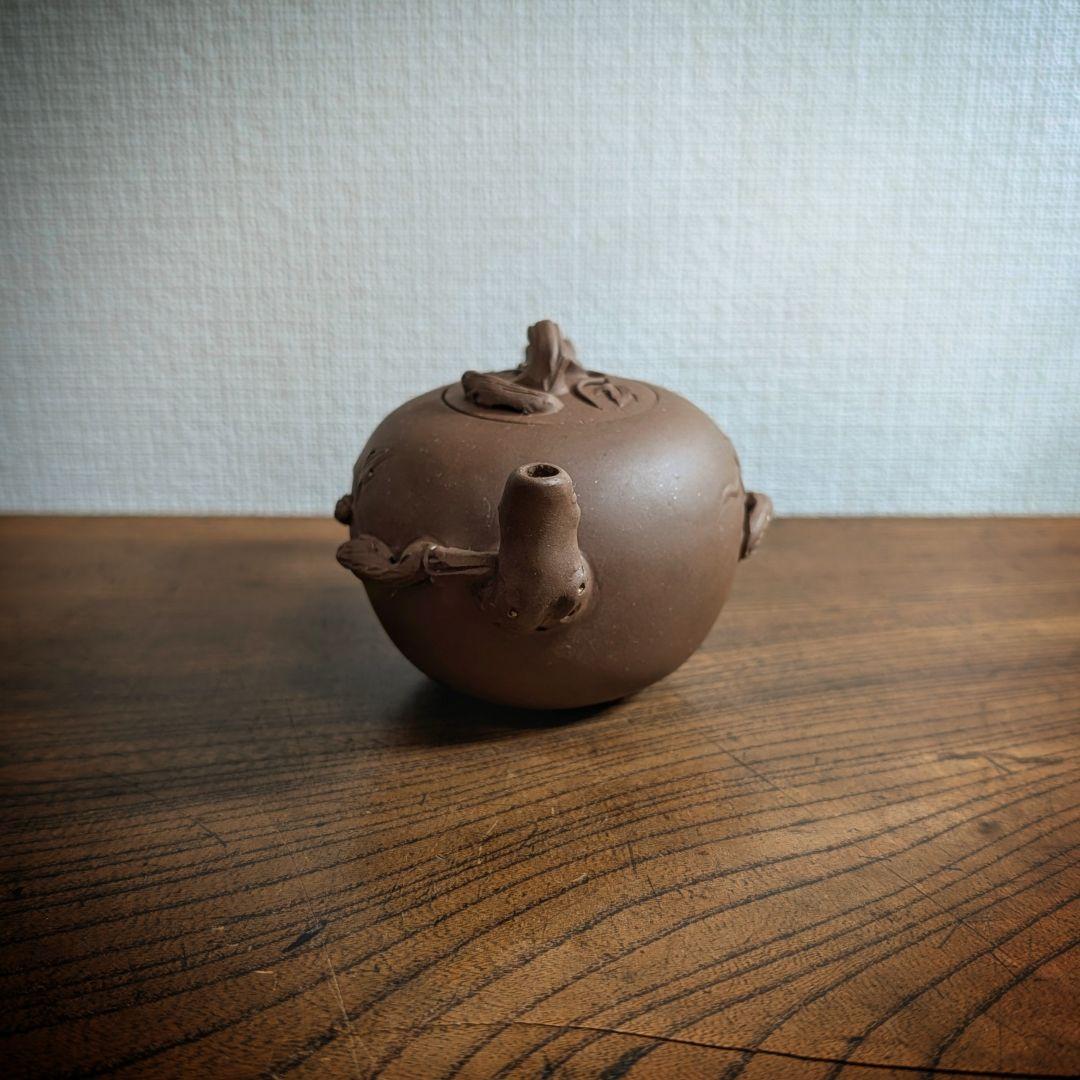 中国茶器 紫砂壺 急須 リスと葡萄 彫刻 茶道具 宜興紫砂 蓋欠けあり