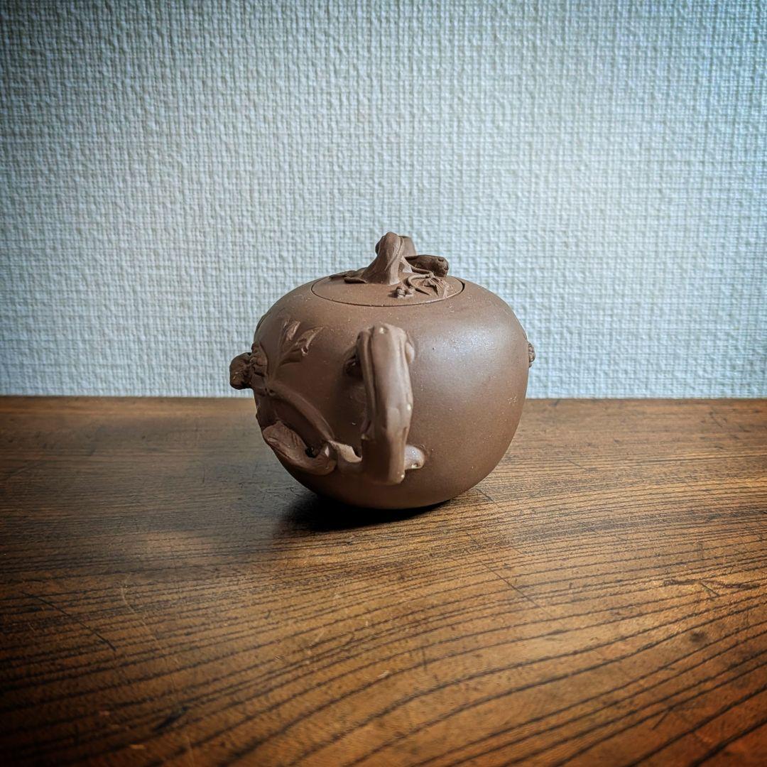 中国茶器 紫砂壺 急須 リスと葡萄 彫刻 茶道具 宜興紫砂 蓋欠けあり