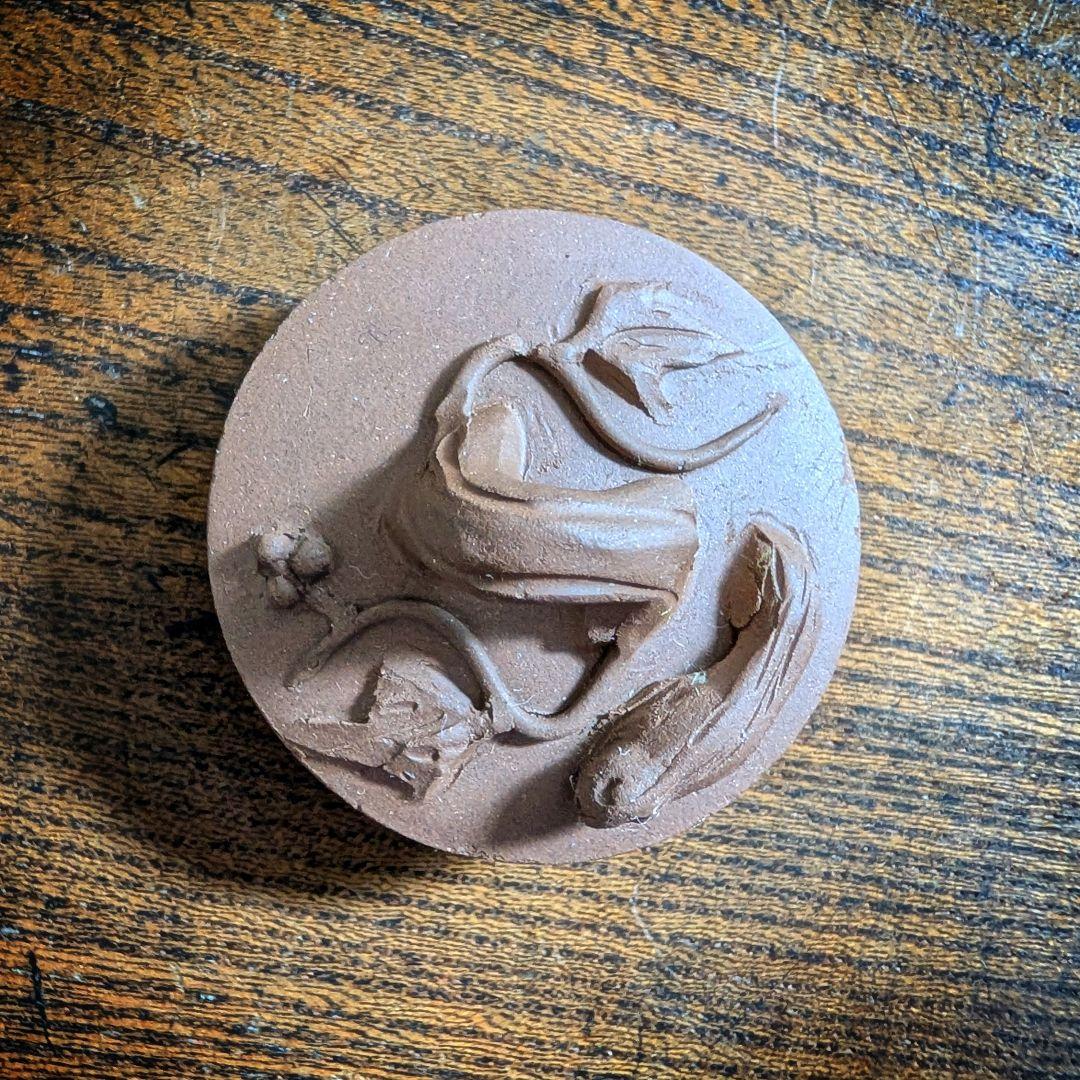 中国茶器 紫砂壺 急須 リスと葡萄 彫刻 茶道具 宜興紫砂 蓋欠けあり