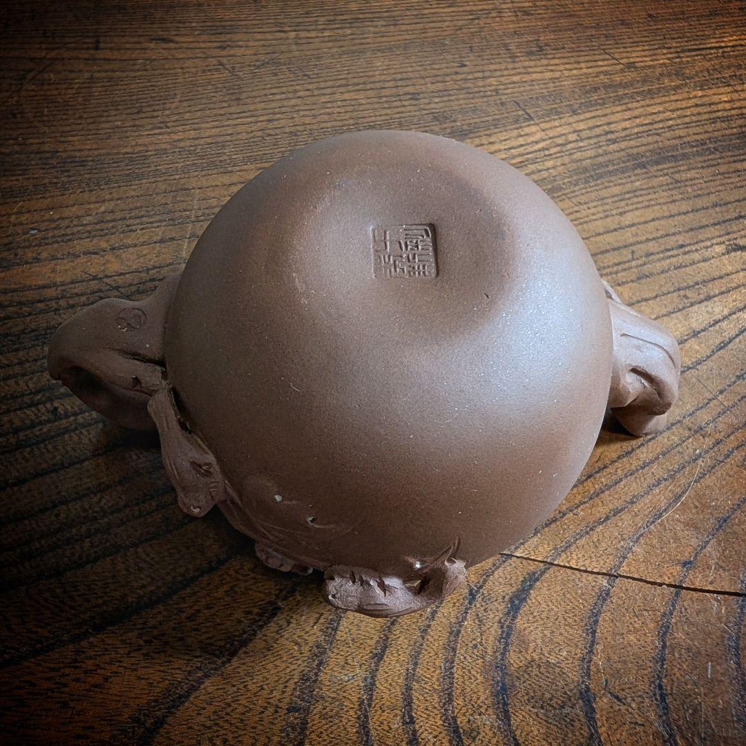 中国茶器 紫砂壺 急須 リスと葡萄 彫刻 茶道具 宜興紫砂 蓋欠けあり