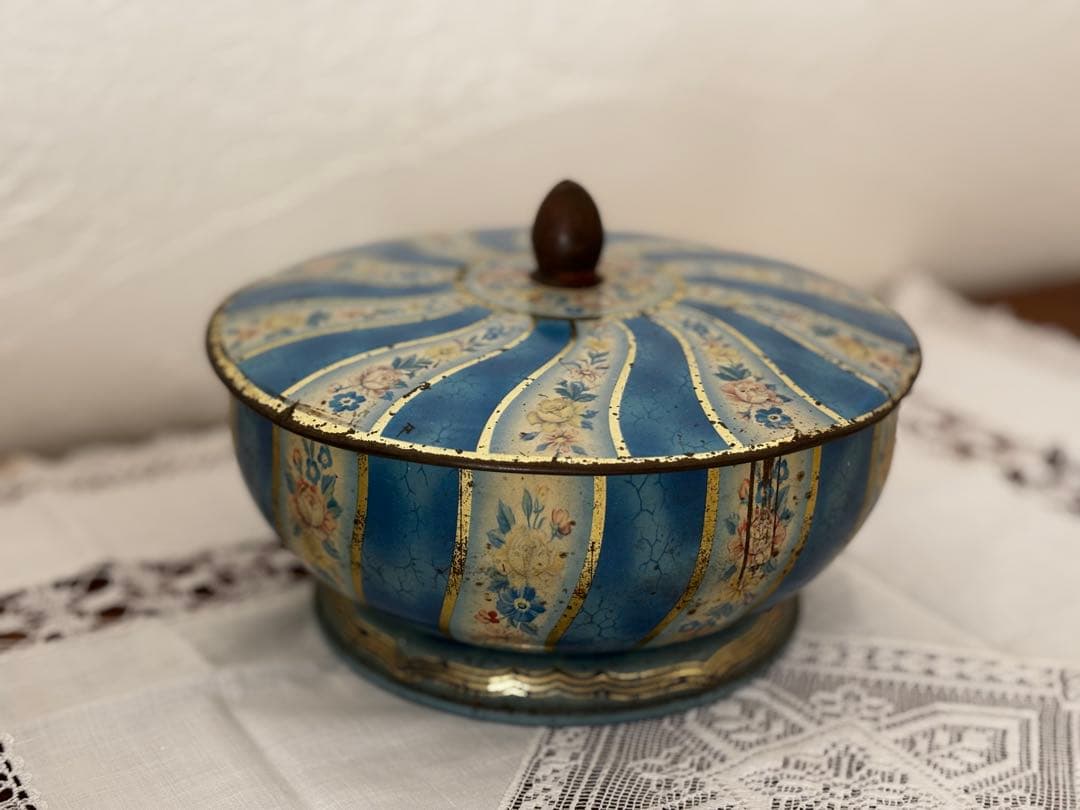 フランスアンティーク　缶　小物入れ　ブリキ　薔薇　ブロカント