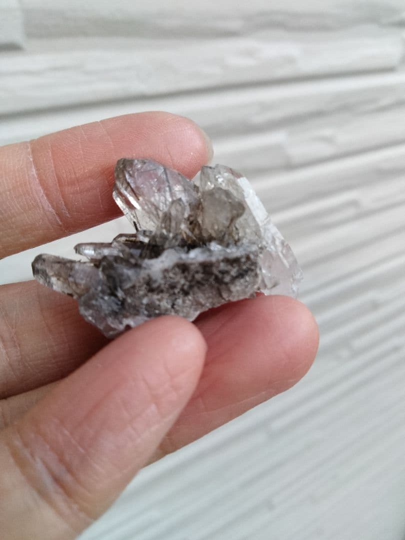 国産鉱物　山梨県　塩山竹森山　天然水晶　虹入り　トルマリン入り水晶