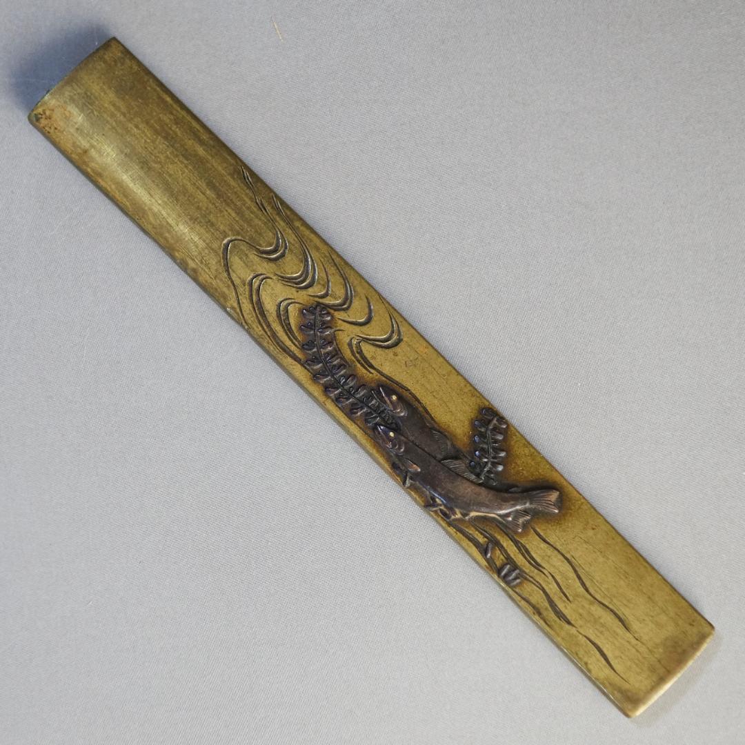 【在銘 政利 水草に双鮎図小柄 真鍮地 象嵌 片切彫】 鍔 鐔 小柄 刀装具