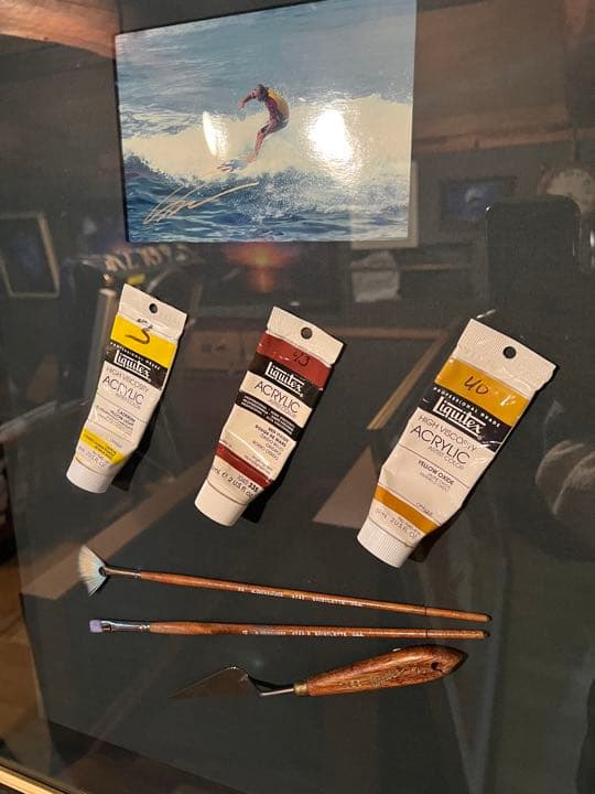 ラッセン　絵の具とハケ